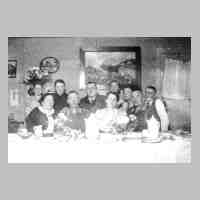 071-0025 Im Wohnzimmer der Familie Franz Assmann 1943, zusammen mit den Ehepaaren Matschuck, Harbach und Bock.jpg